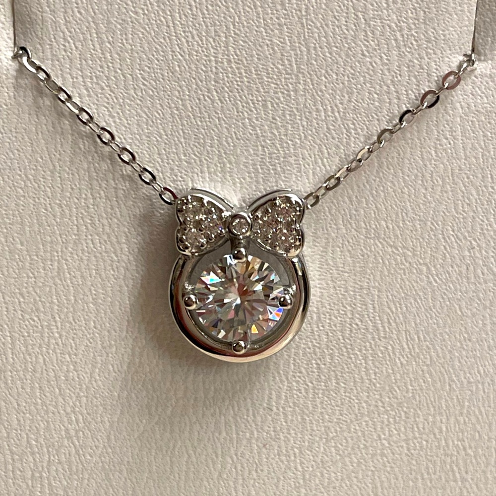 Cute diamond necklace